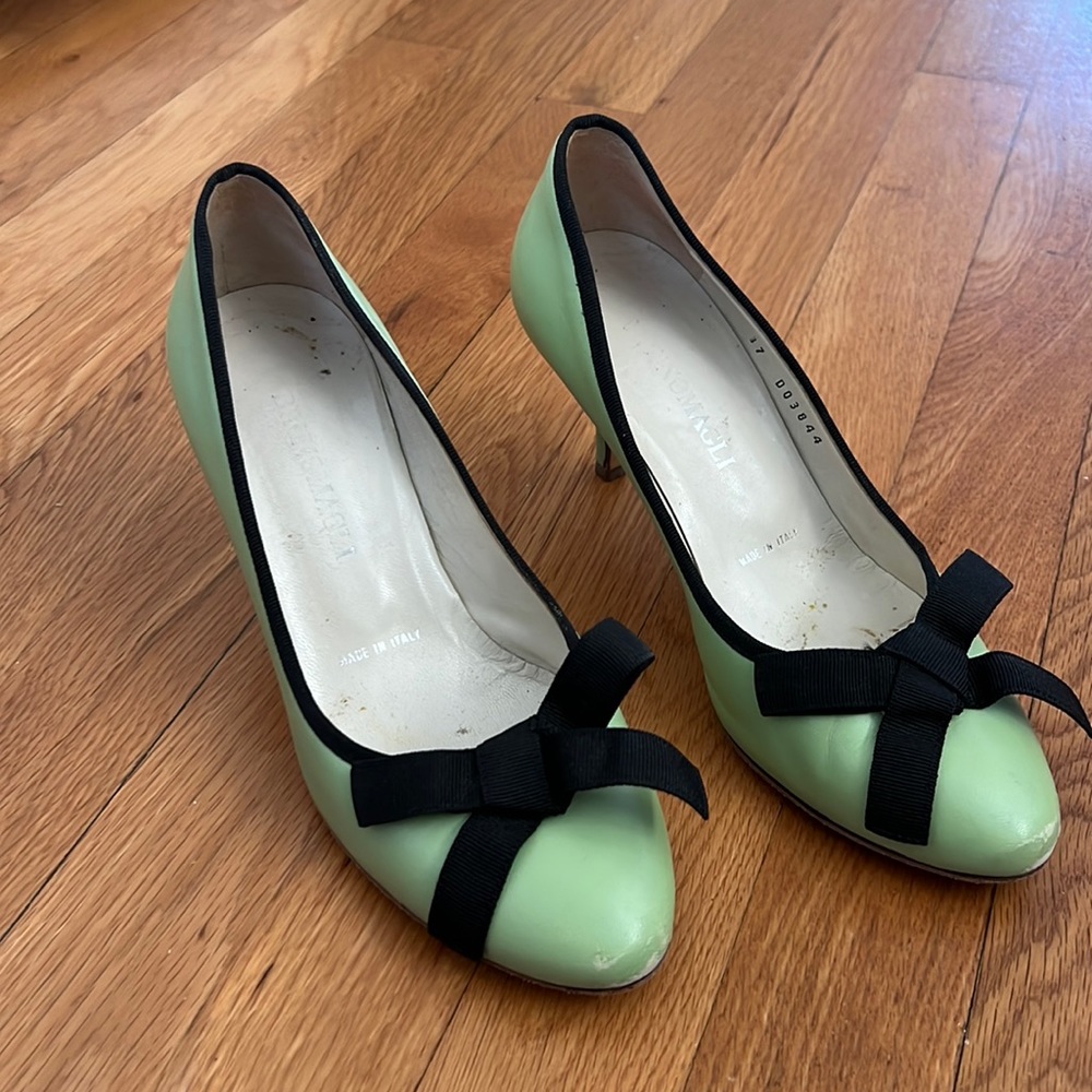 Very good used mint green Bruno Magli classic heel with black bow detail size 37